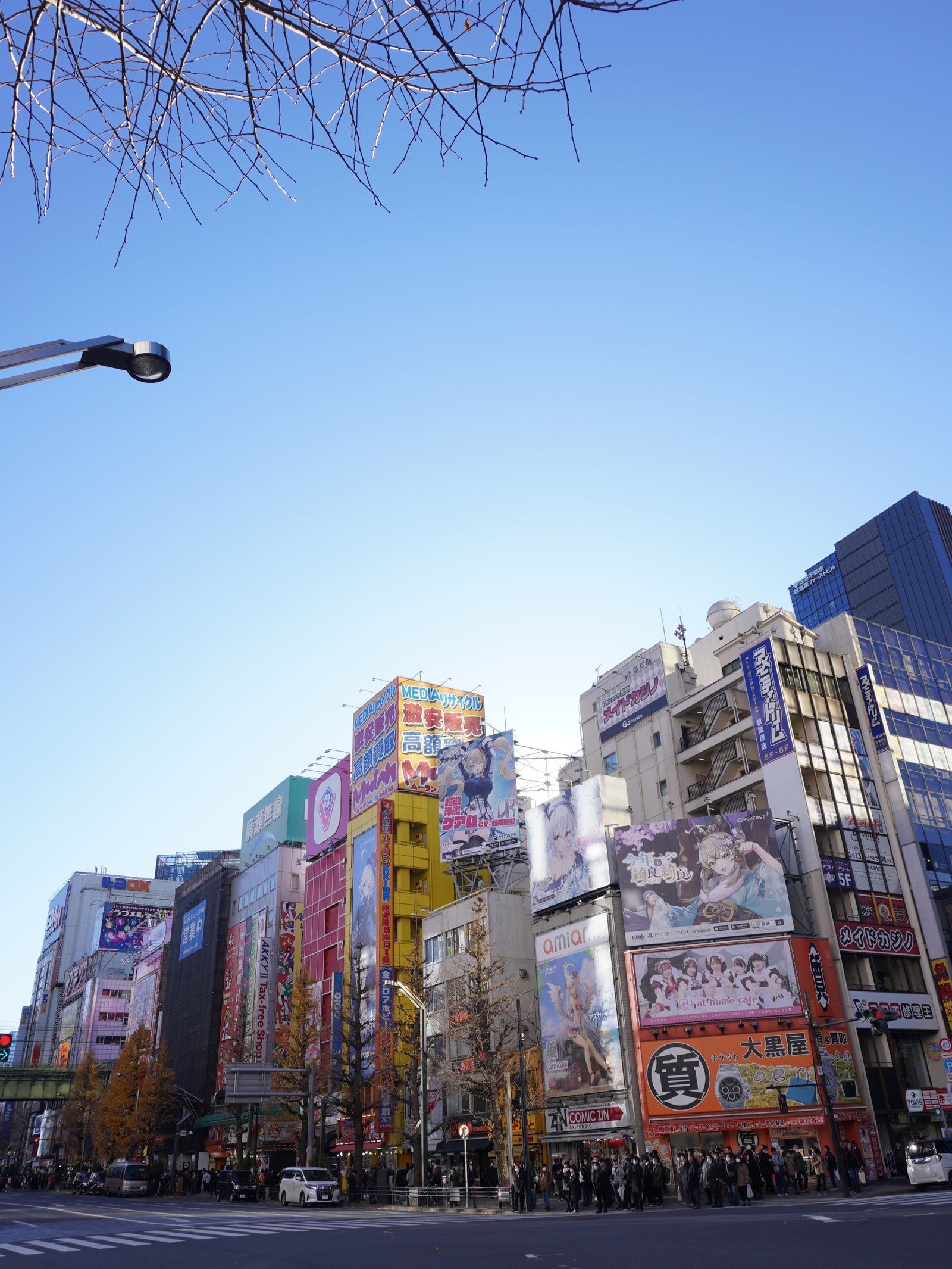 Façades d'immeubles couvertes d'affiches anime à Akihabara, Tokyo