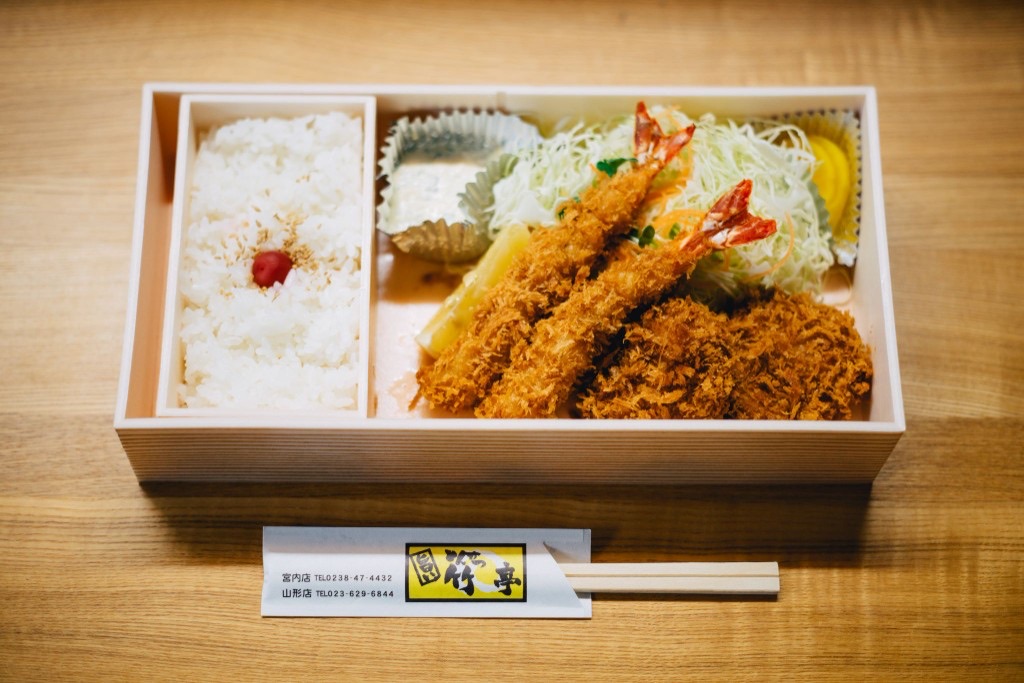 Bento japonais en boîte de bois : riz blanc, umeboshi, tempura de crevettes et chou