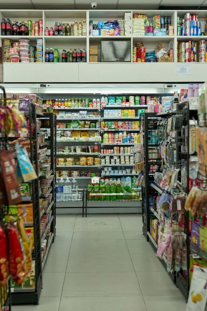 Rayon d'un konbini japonais : boissons, produits frais et snacks du quotidien