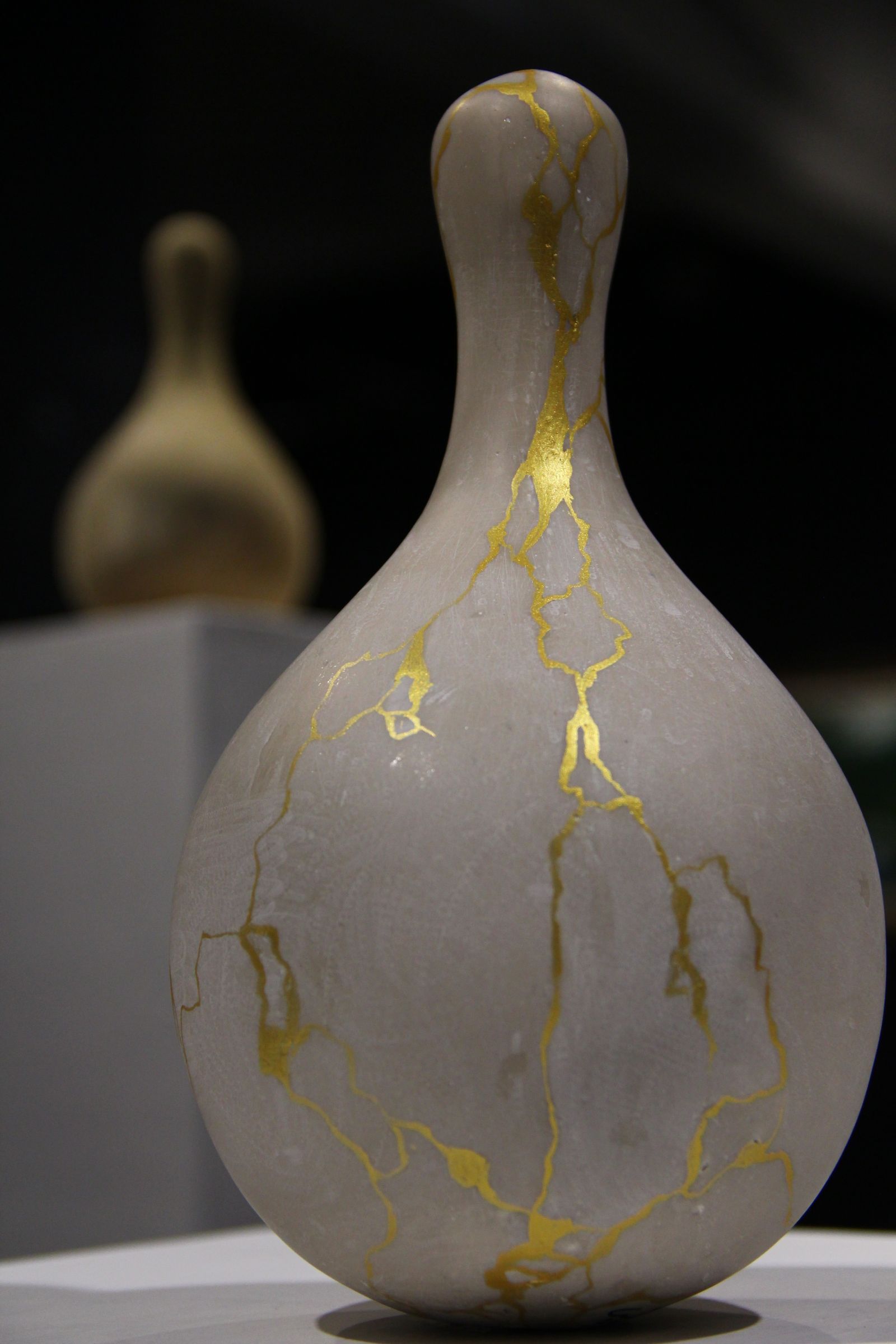 Vase en céramique réparé à l'or selon la technique du kintsugi