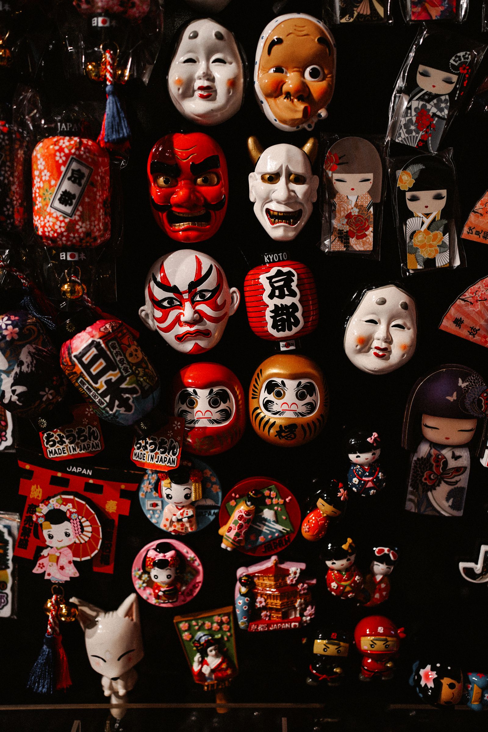 Assortiment de masques traditionnels japonais (Noh, Kabuki) exposés côte à côte