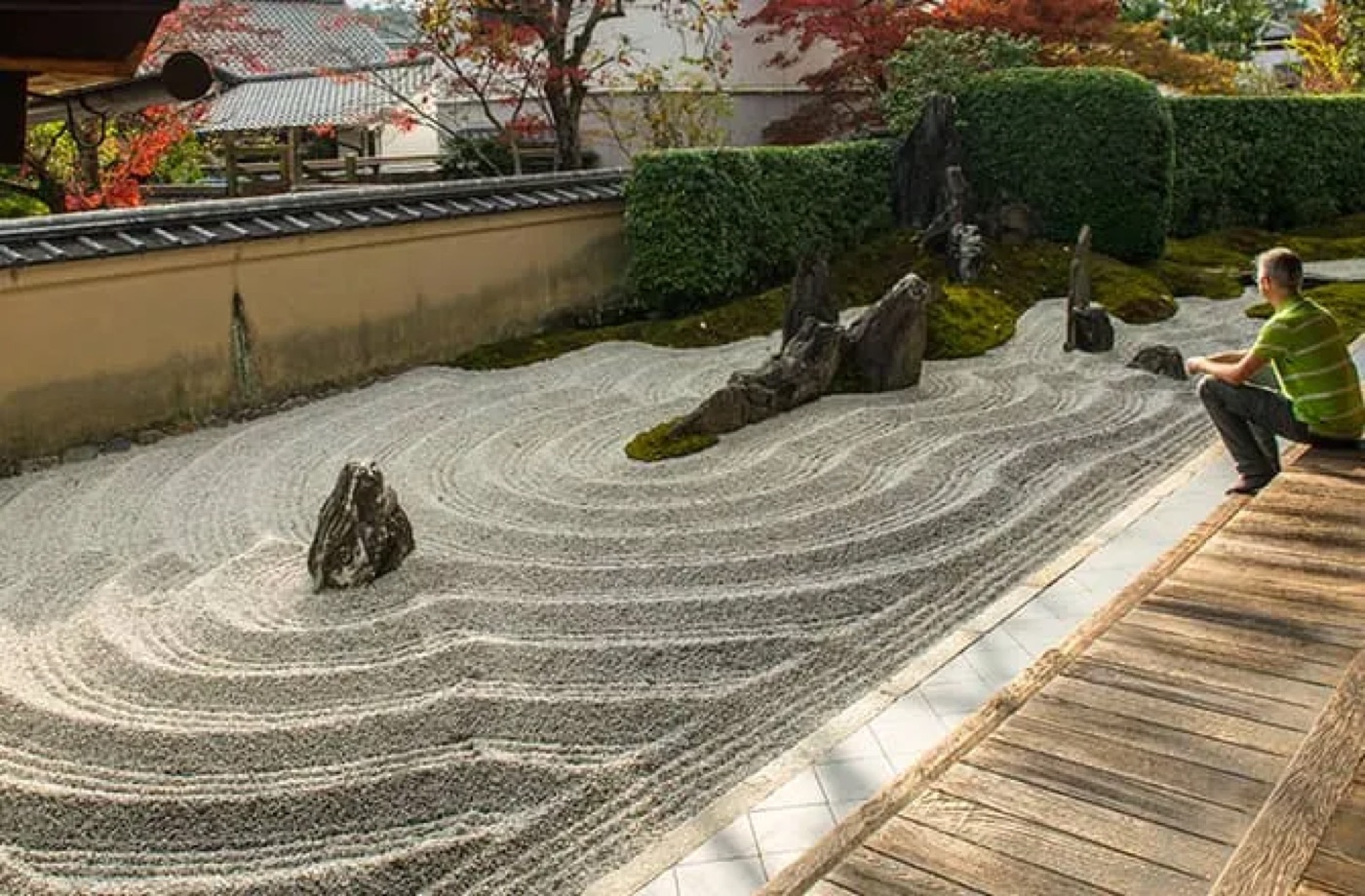 Érables rouges au-dessus d'un jardin de temple japonais, avec un bassin de gravier ratissé