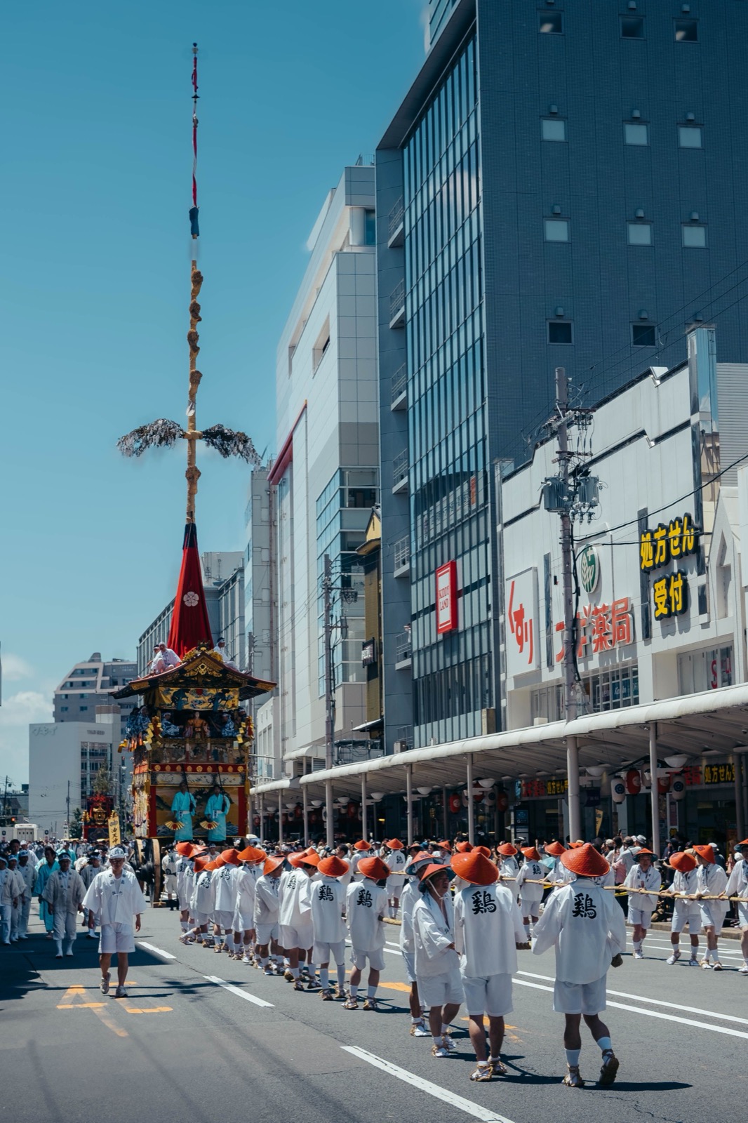 Char yamaboko tiré dans les rues de Kyoto pendant le Gion Matsuri
