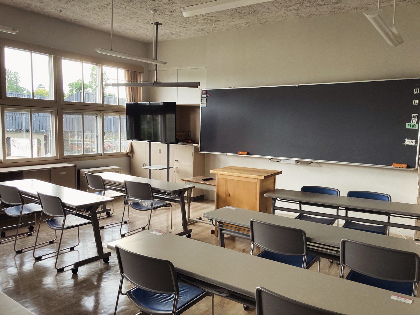 Salle de classe japonaise avec tableau noir et pupitres, illustrant la vie scolaire au Japon