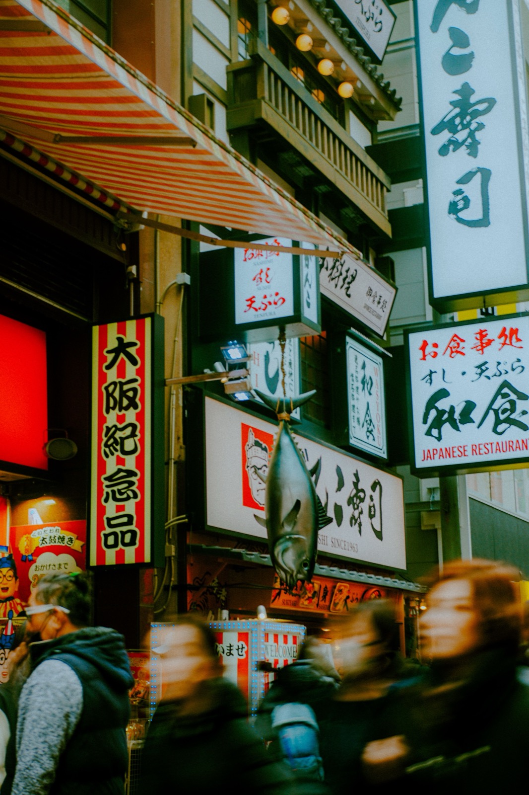 Enseignes de restaurants japonais (sushi, tempura, washoku) à Dōtonbori, Osaka