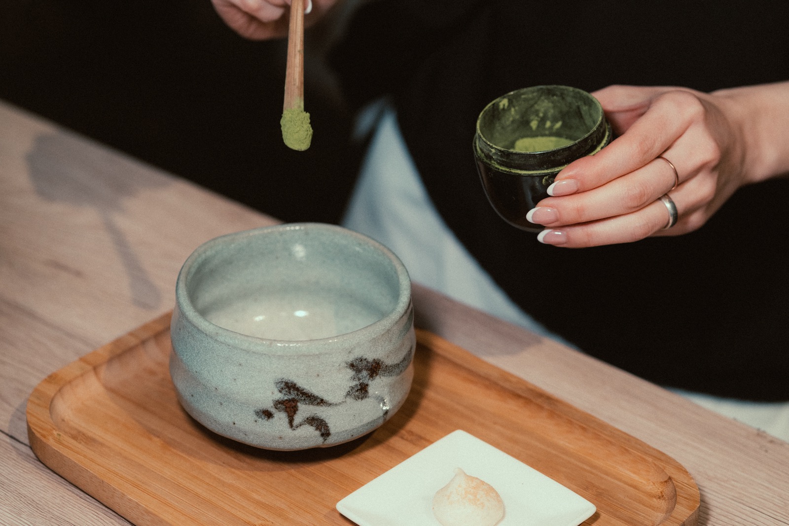 Préparation du matcha avec une cuillère en bambou (chashaku) et un bol chawan