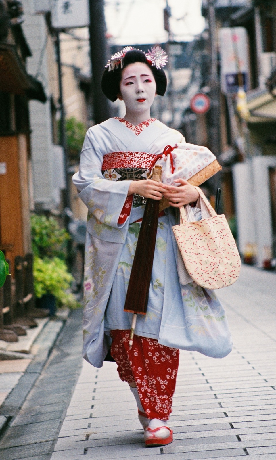 Maiko en kimono traditionnel dans une rue de Kyoto