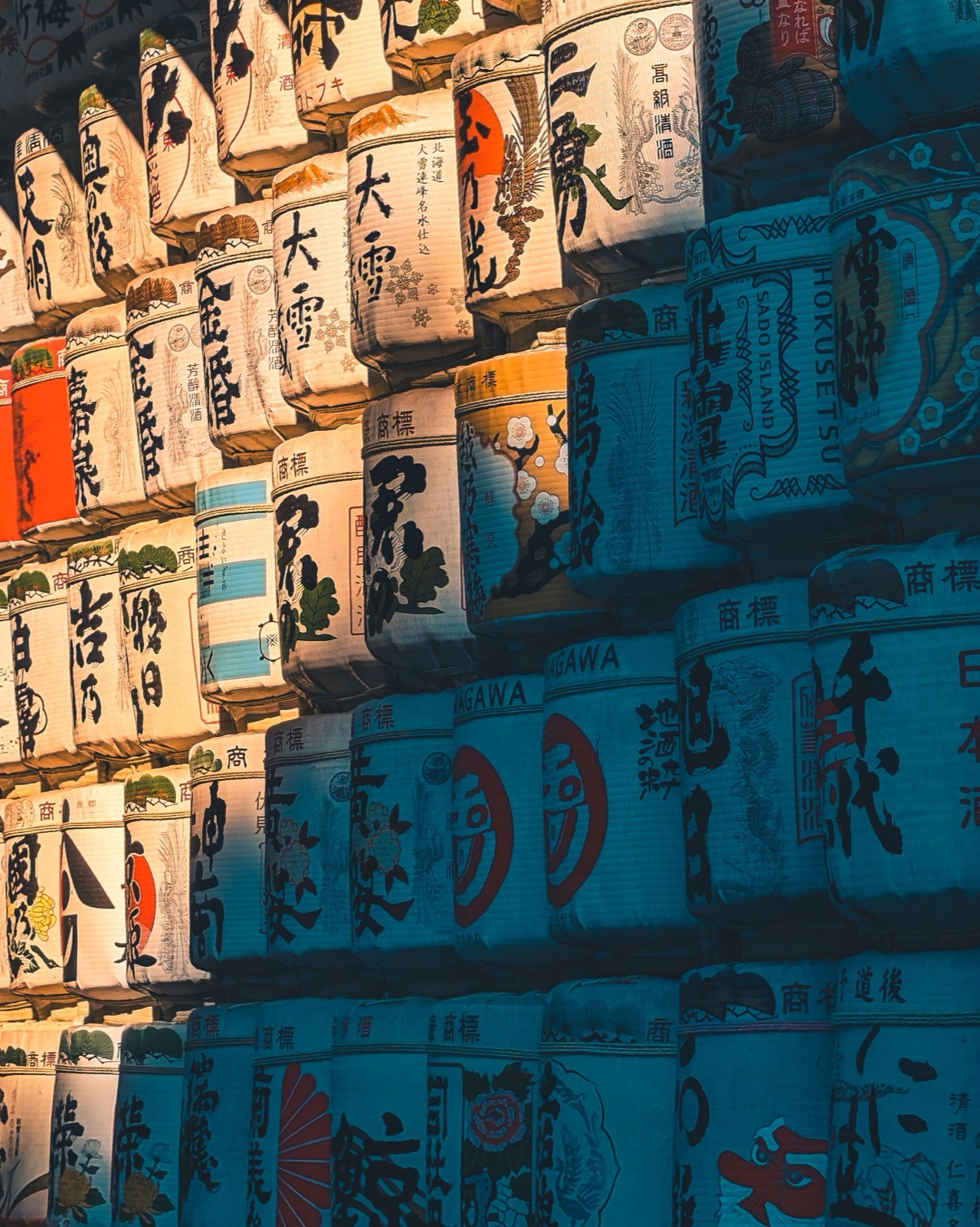 Mur de tonneaux de saké décoratifs offerts au sanctuaire Meiji Jingū à Tokyo